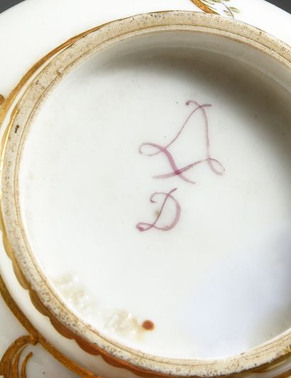 null Gobelet Bouillard (1ère grandeur) et sa sous-tasse en porcelaine dure de Sèvres...