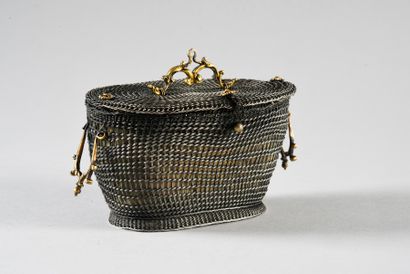 ÉPOQUE LOUIS XIV Small basket made of very finely braided silver wire, oval shape,...