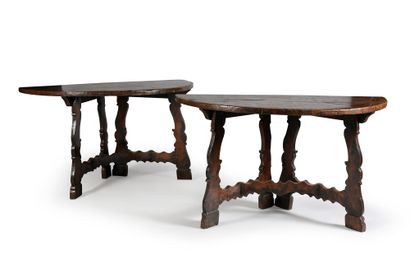 ITALIE, XVIIE SIÈCLE 
Pair of walnut consoles forming a middle table, tripod base...
