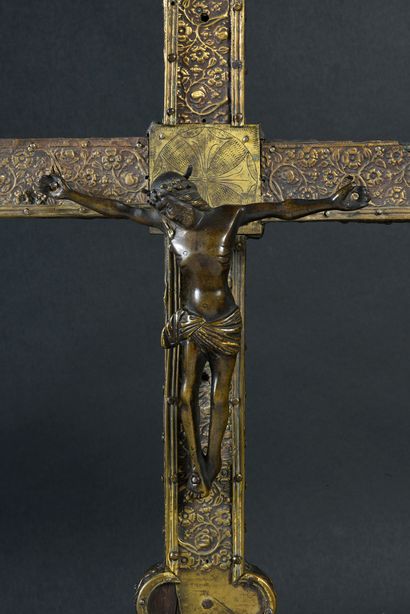 Limoges, début du XVIe siècle, Christ XVe siècle 
Croix de procession à âme en bois...