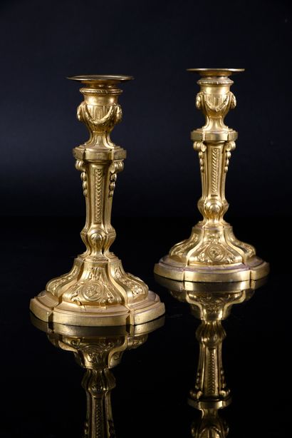 null Pair of chased and gilded bronze torches, the base with contours decorated with...