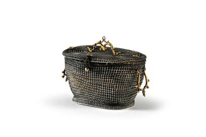 ÉPOQUE LOUIS XIV Small basket made of very finely braided silver wire, oval shape,...