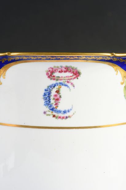 null Mortier en porcelaine de Sèvres du XVIIIe siècle Vers 1773, marque en bleu aux...