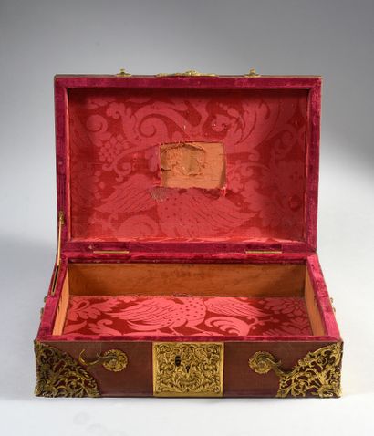 null Box lined with red velvet, with a slightly curved lid, decorated with chased...