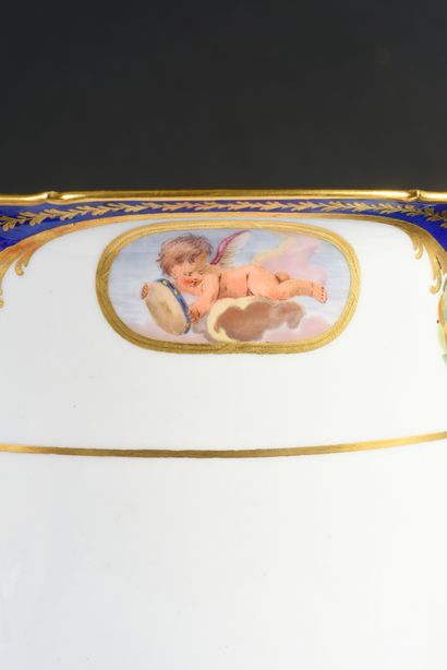 null Mortier en porcelaine de Sèvres du XVIIIe siècle Vers 1773, marque en bleu aux...