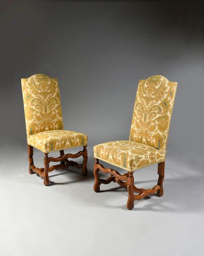Dauphiné, XVIIe siècle 
Pair of walnut chairs with high back, sheep bone legs, H-shaped...