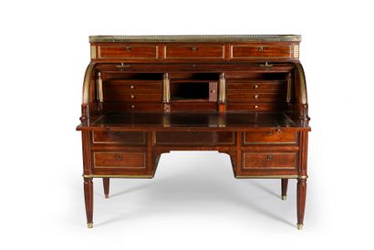 null Mahogany and mahogany veneer cylinder desk, opening with three drawers in the...