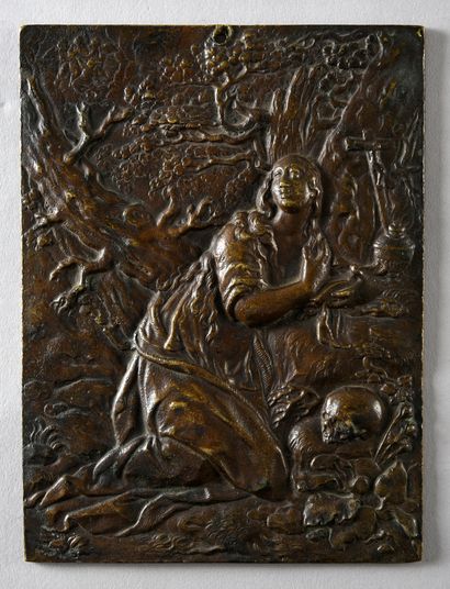 France ou Allemagne, XVIIe siècle Bronze plaque with brown patina representing Mary...