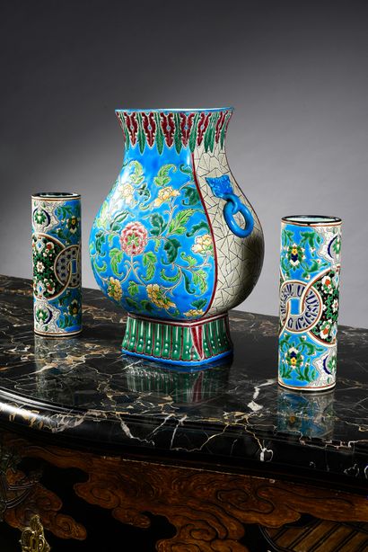 GIEN 
Grand vase chinoisant de forme Gu en faience à décor d'émaux polychromes de...