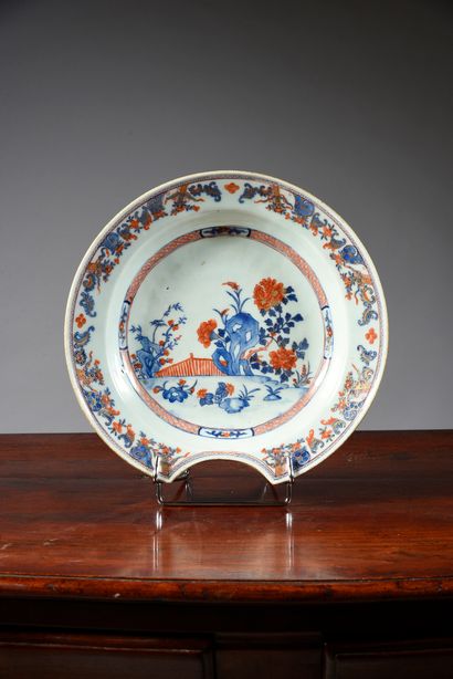 COMPAGNIE DES INDES Porcelain beard dish with blue, red and gold Imari decoration...