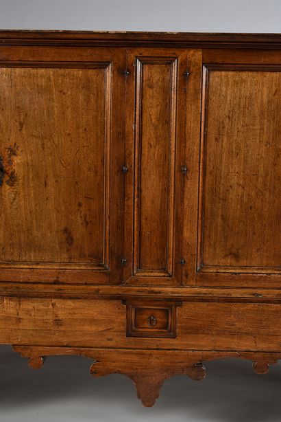 ITALIE DU NORD, XVIIE SIÈCLE 
Walnut and resinous sideboard opening with four leaves...