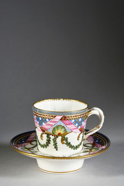 null Gobelet enfoncé (2e grandeur) et sa sous-tasse en porcelaine de Sèvres du XVIIIe...