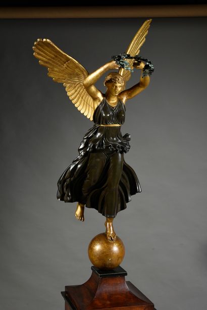 null Victoire ailée en bois sculpté patiné et doré à l'imitation du bronze, les bras...