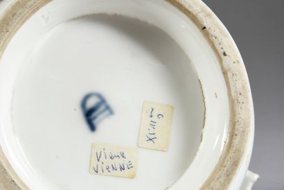 null Rafraichissoir à verre en porcelaine de Vienne du XVIIIe siècle Marque en bleu...