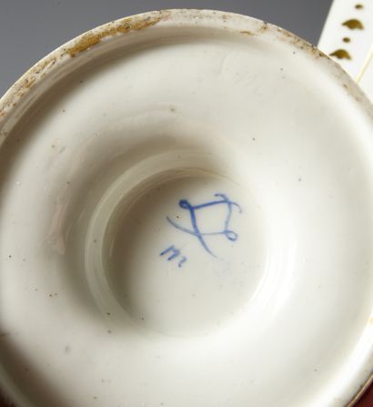 null Pot à lait étrusque en porcelaine de Sèvres du XVIIIe siècle, le décor plus...