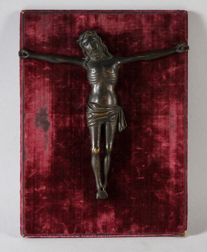 Xvè siècle 
Christ en bronze à patine noire, tête ceinte d'une couronne d'épines,...