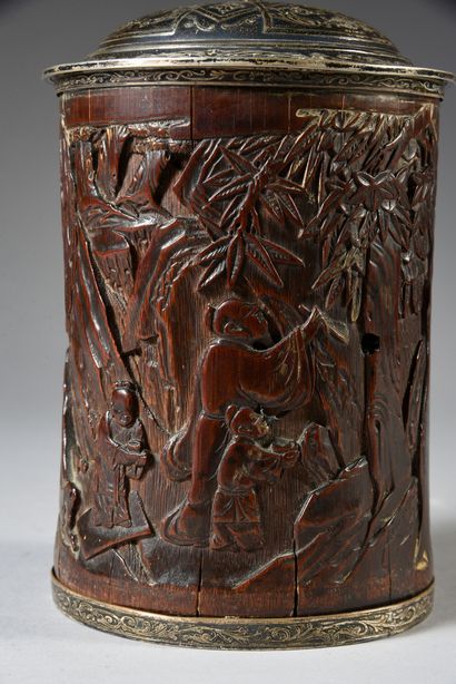 CHINE - XVIIIe/XIXe siècle 
Pot à pinceaux en bambou sculpté à décor de trois lettrés...