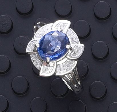 null Ring in 750th white gold, set with a 4.18 carat oval Ceylon sapphire and 29...