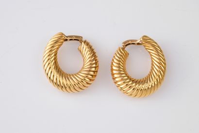VCA Pair of twisted 750th gold hoop earrings.
Signed and numbered B337300R31
H. :...