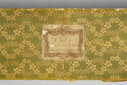 CARTIER Rare parasol case in cardboard, lined with paper printed with garlands of...