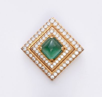 Square brooch in yellow gold 750e, set in...