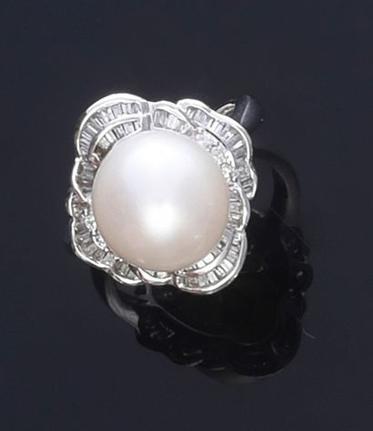 null Skirt ring in 750th white gold, set with a 11/11.5 mm cultured pearl, 64 baguette-cut...