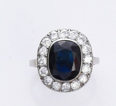 null 850th platinum ring, set with an oval sapphire (shocks, cracks) in a brilliant-cut...