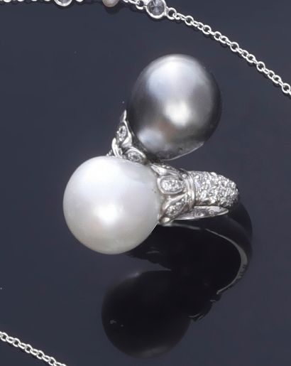 null Bague croisée en or gris 750e sertie de deux importantes perles poire de culture...