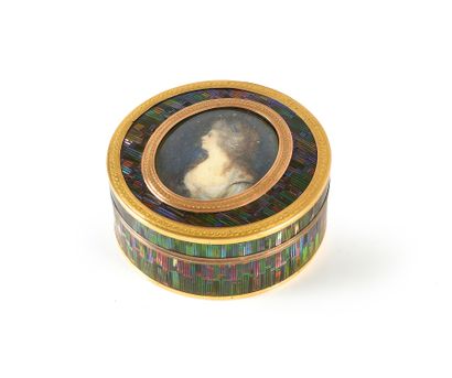 null Beautiful and rare mother-of-pearl box, the setting in gold 750th, decorated...