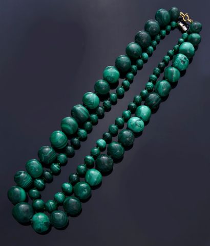 null Important necklace of 34 balls of malachite in fall from 13,3 mm to 22,3 mm....