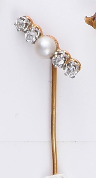null Épingle à cravate en or 750e, sertie d'une perles entre quatre petits diamants...