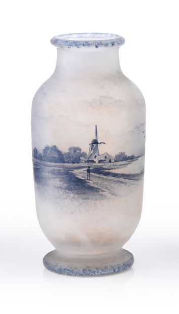 DAUM Nancy Vase globulaire, sur un petit talon et à col resserré, en pâte de verre...