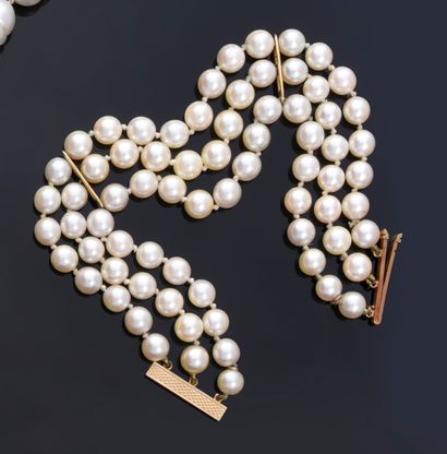 null Bracelet with three rows of cultured pearls, clasp with slide in gold 750th...
