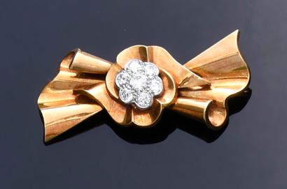 Brooch in gold 750th stylizing a draped bow,...