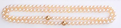 null Pair of necklaces made of 7.2 mm cultured pearls, with a gold ball clasp.
L....