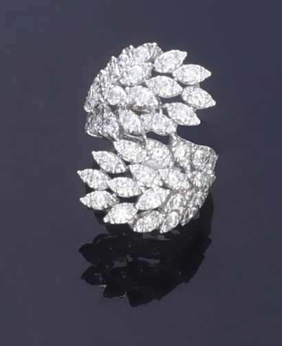 null Crossed ring in white gold 750e, with feathers entirely set with diamonds (about...