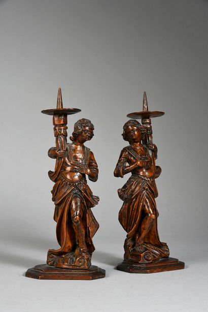 ITALIE DU NORD, XVIIE SIÈCLE Paire d'anges céroféraires en bois sculpté en ronde-bosse....