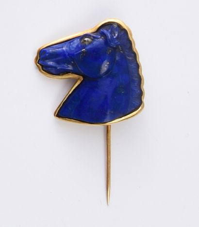 null Yellow gold pin 750th, decorated with a horse's head carved in lapis lazuli,...