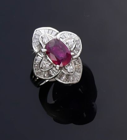 Flower ring in platinum 900e, set with an...