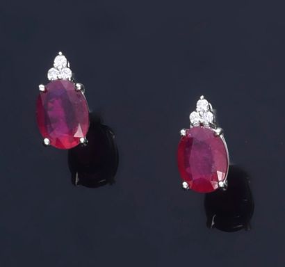null Pair of earrings in white gold 750e, set with two treated rubies calibrating...