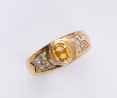 null Ring in yellow gold 750th, set with an oval yellow sapphire, with 8/8 and old...