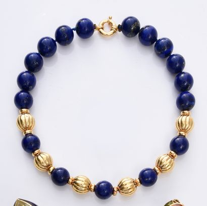 null Necklace of 17 lapis lazuli balls of 16 mm, alternated with gold balls, spring...