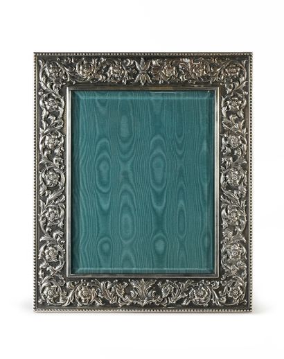 BUCCELLATI Buccellati silver photo frame decorated with a frieze of chased flowers...