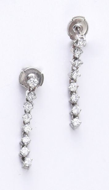 null Pair of earrings in white gold 750e, composed of a line of articulated diamonds.
L.:...