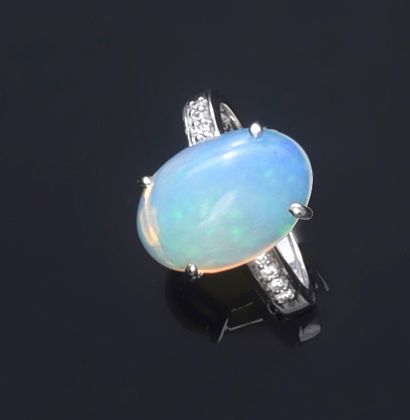 null Bague en or blanc 750e, ornée d'une opale cabochon d'environ 4,5 carats agrémentée...