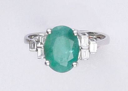 null Ring in 750th white gold, set with an oval-cut emerald weighing 1.61 carats...