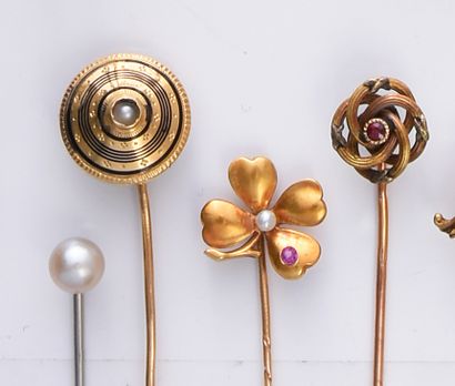 null Set of four gold and gilt metal pins.
Gross weight: 7 g