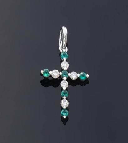 null Cross in 750th white gold, set with six emeralds for 0.15 carats and five round...