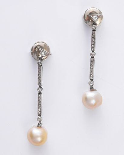 null Paire de pendants d'oreilles en or 750e et platine 850e ornée de perles bouton...