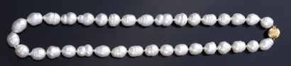 null Necklace of 35 baroque cultured pearls, the clasp ball in gold 750th godronné.
L....